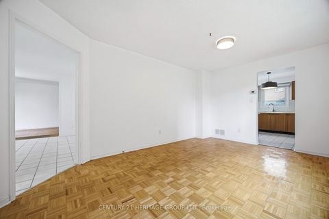 Photo 4 at 262 Barrhill Road, Maple, Vaughan