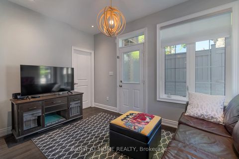 Photo 32 at 2 Queen Mary Court, East Woodbridge, Vaughan