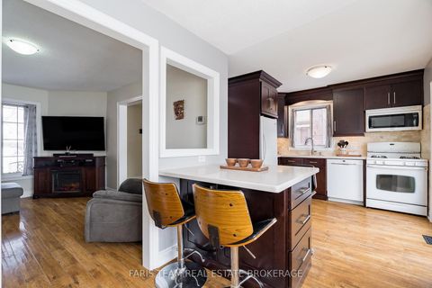 Photo 13 at 14 Nightingale Crescent, Painswick South, Barrie
