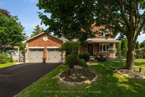 Photo 2 at 16 Columbia Road, Holly, Barrie
