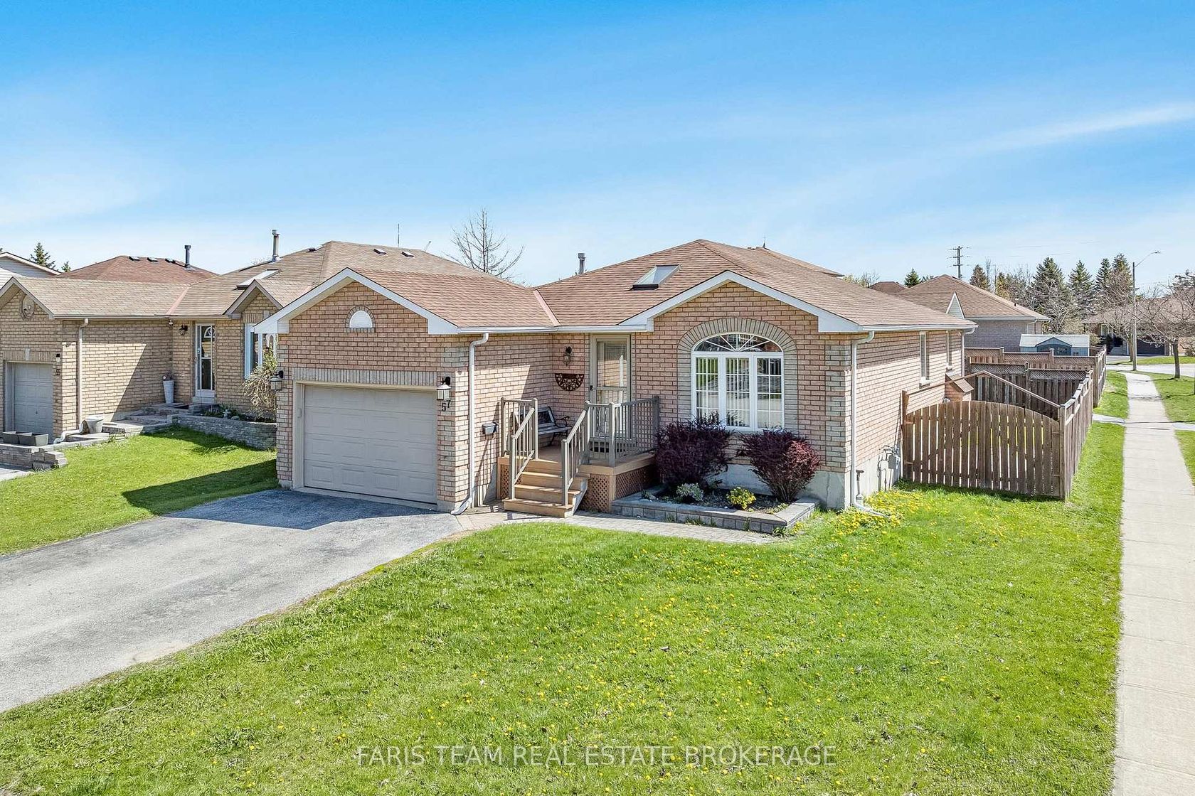 57 Wessenger Drive, Holly, Barrie photo number 2