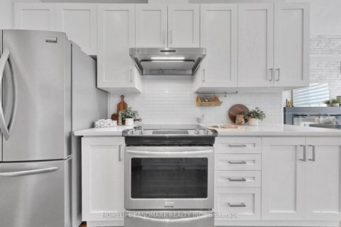 Photo 13 at 17 Thorncrest Drive, Patterson, Vaughan
