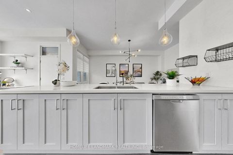 Photo 14 at 17 Thorncrest Drive, Patterson, Vaughan