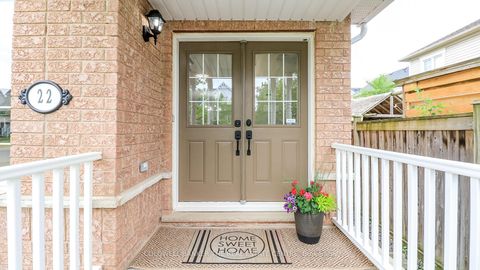 Photo 3 at 22 Maple Crown Terrace, Shore, Barrie