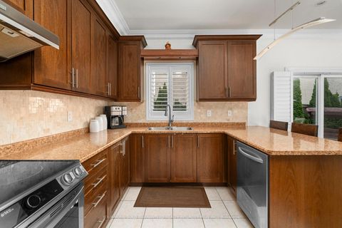 Photo 11 at 7 Storica Drive, Vellore Village, Vaughan