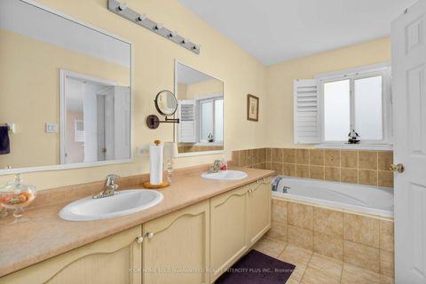 Photo 16 at 7 Storica Drive, Vellore Village, Vaughan
