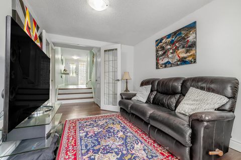 Photo 3 at 61 Poplar Crescent, Aurora Highlands, Aurora