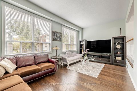 Photo 4 at 61 Poplar Crescent, Aurora Highlands, Aurora