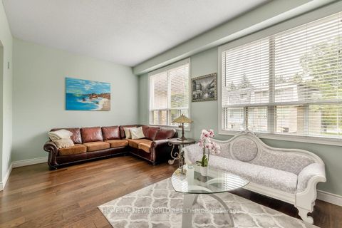 Photo 5 at 61 Poplar Crescent, Aurora Highlands, Aurora