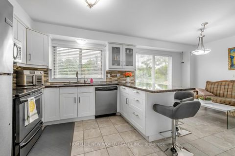 Photo 7 at 61 Poplar Crescent, Aurora Highlands, Aurora