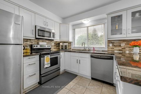 Photo 8 at 61 Poplar Crescent, Aurora Highlands, Aurora