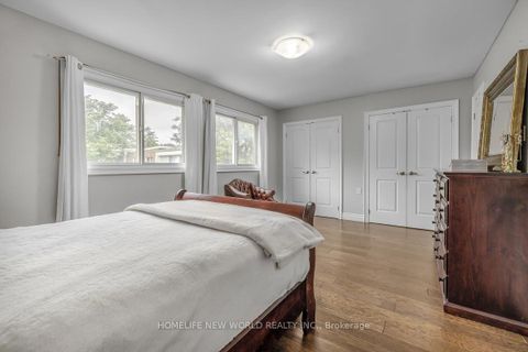 Photo 11 at 61 Poplar Crescent, Aurora Highlands, Aurora