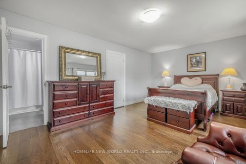 Photo 12 at 61 Poplar Crescent, Aurora Highlands, Aurora