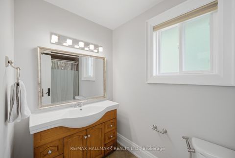 Photo 31 at 99 Carlson Drive, College Manor, Newmarket