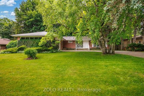 Photo 2 at 17 Hi Mount Drive, Bayview Village, Toronto