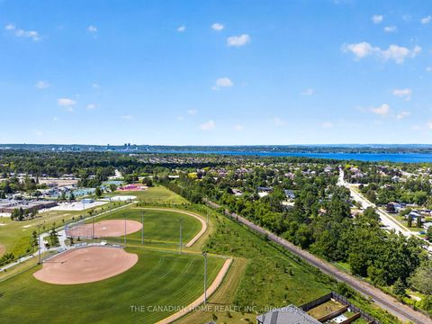 Photo 7 at 131 Gateland Drive, Painswick South, Barrie