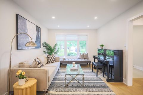 Photo 7 at 34 Raynes Crescent, Milliken, Toronto