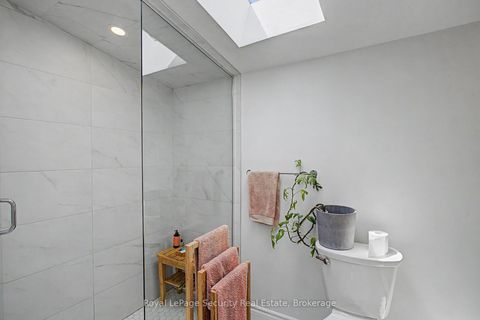 Photo 13 at 410 Manning Avenue, Little Italy, Toronto