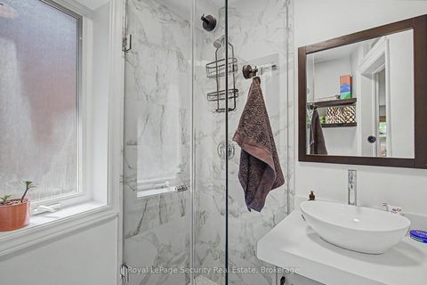 Photo 18 at 410 Manning Avenue, Little Italy, Toronto