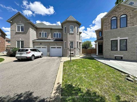 Photo 2 at 15 Bellefontaine Court, Maple, Vaughan