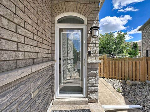 Photo 3 at 15 Bellefontaine Court, Maple, Vaughan