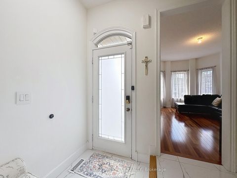 Photo 4 at 15 Bellefontaine Court, Maple, Vaughan