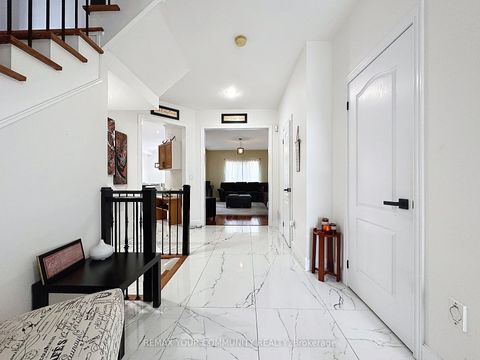 Photo 6 at 15 Bellefontaine Court, Maple, Vaughan