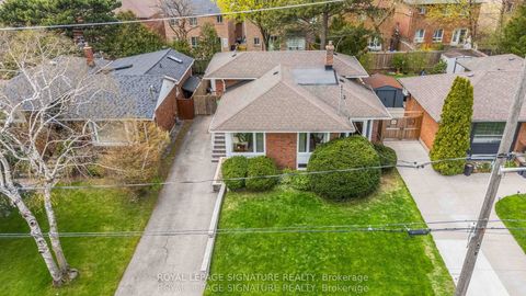 Photo 3 at 16 Shrewsbury Square, Sullivan, Toronto