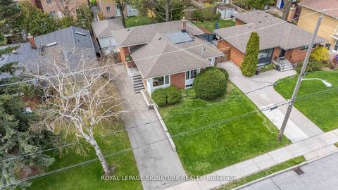 Photo 4 at 16 Shrewsbury Square, Sullivan, Toronto