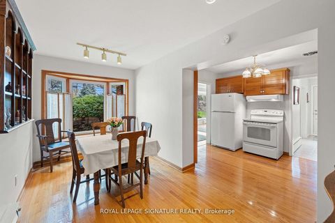 Photo 11 at 16 Shrewsbury Square, Sullivan, Toronto