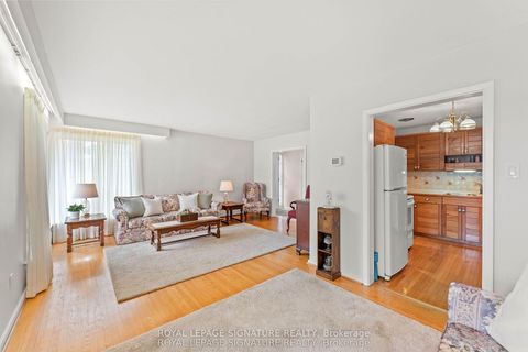 Photo 15 at 16 Shrewsbury Square, Sullivan, Toronto