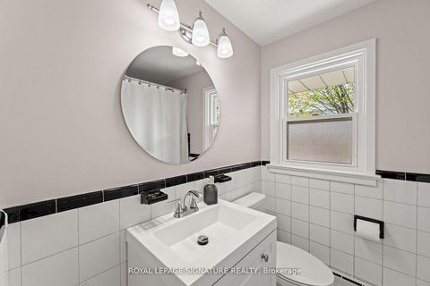 Photo 24 at 16 Shrewsbury Square, Sullivan, Toronto