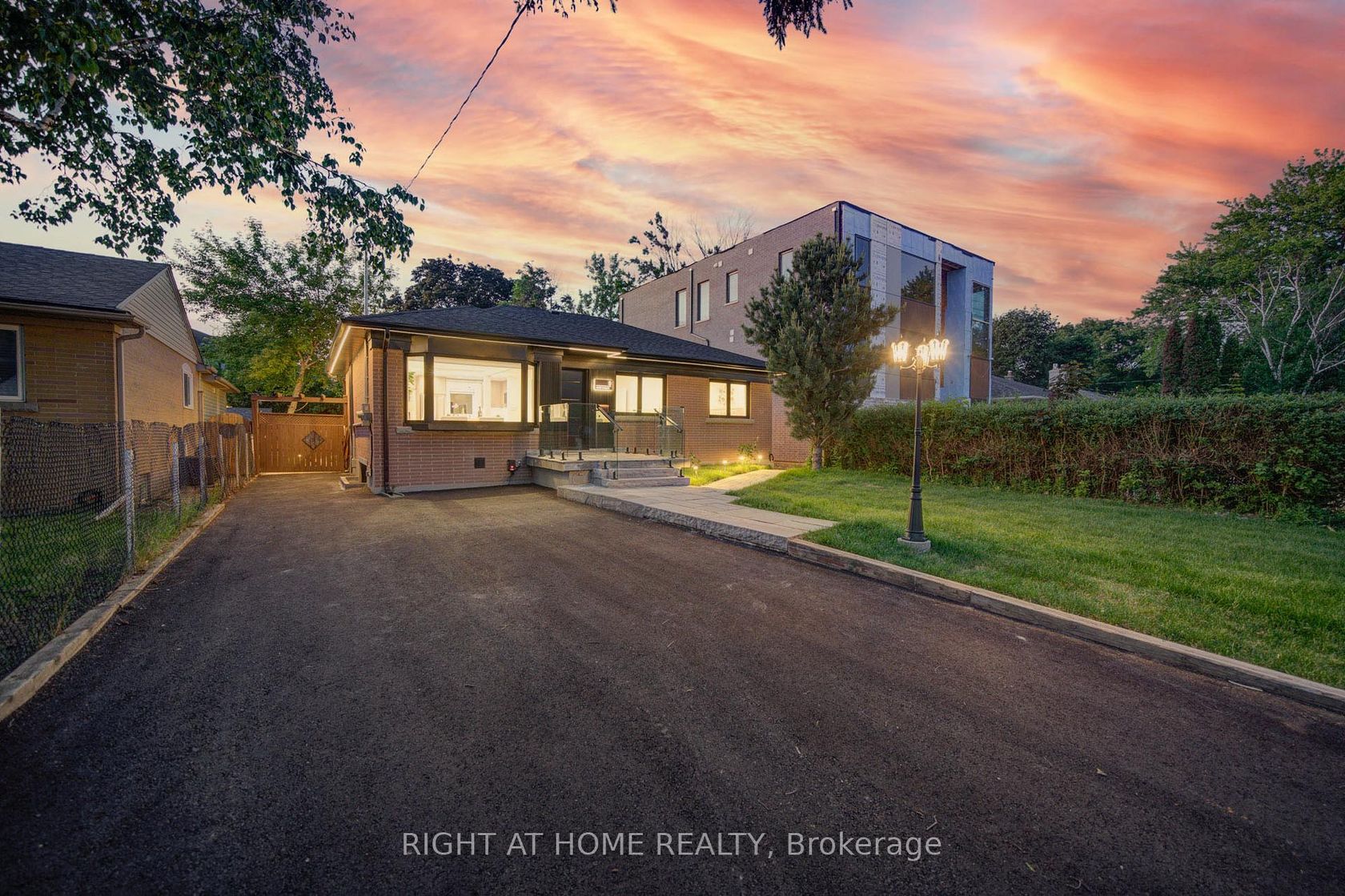 9 Cartier Crescent, Crosby, Richmond Hill photo number 2