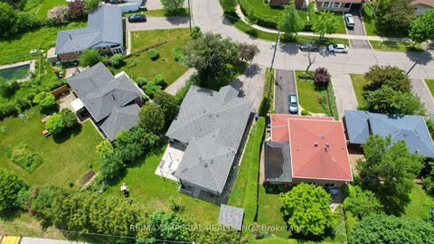 Photo 2 at 35 Waddington Crescent, Don Valley Village, Toronto