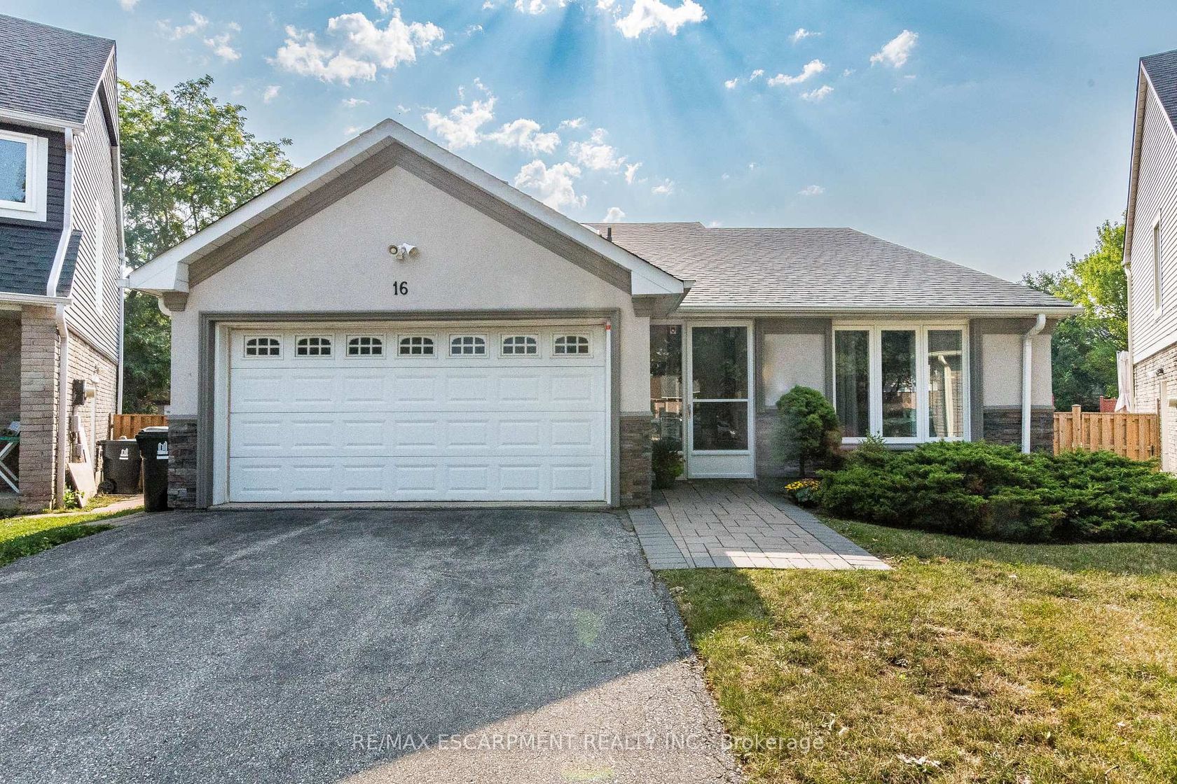 16 Ackrow Court, West Deane, Toronto photo number 2