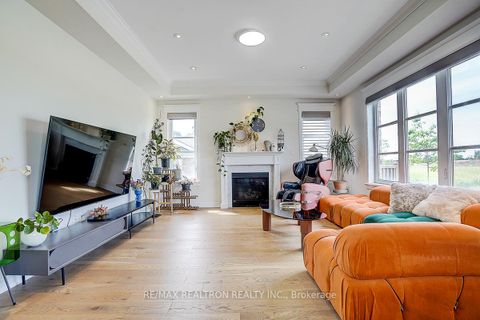 Photo 8 at 35 Calamint Lane, Oak Ridges Lake Wilcox, Richmond Hill