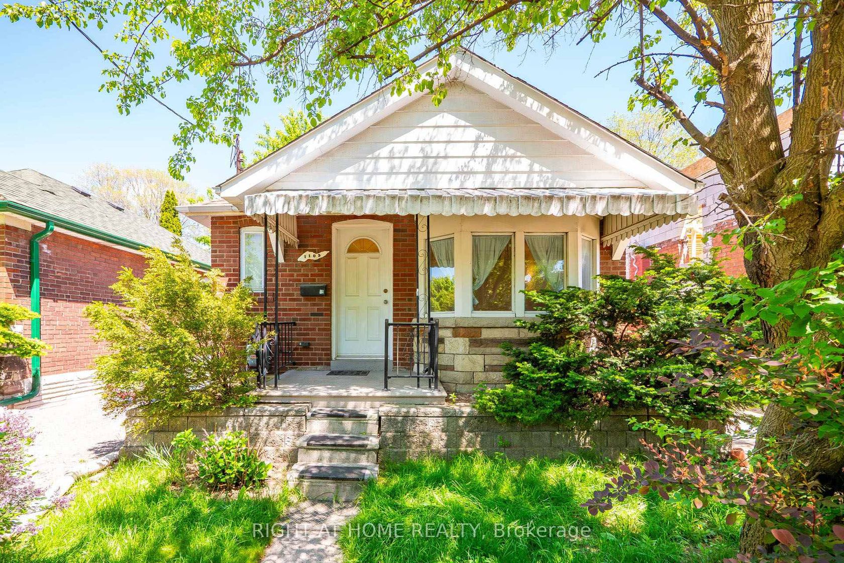 1109 Greenwood Avenue, East York, Toronto photo number 2