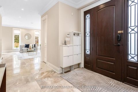 Photo 5 at 1 Lissom Crescent, Newtonbrook West, Toronto