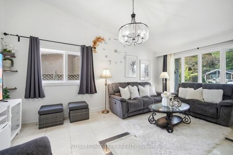 Photo 5 at 122 Verobeach Boulevard, Humbermede, Toronto