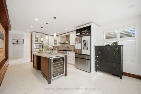 Photo 10 at 122 Verobeach Boulevard, Humbermede, Toronto