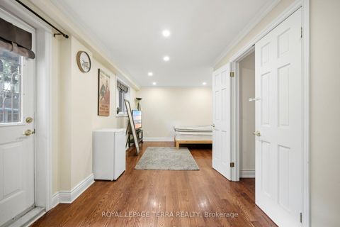 Photo 32 at 122 Verobeach Boulevard, Humbermede, Toronto