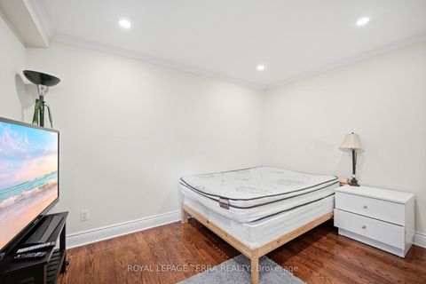 Photo 33 at 122 Verobeach Boulevard, Humbermede, Toronto