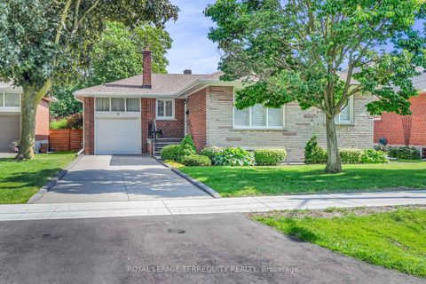 Photo 1 at 3 Avery Avenue, Markland Wood, Toronto