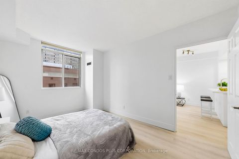 Photo 14 at 1601 - 736 Bay Street, Bay Street Corridor, Toronto