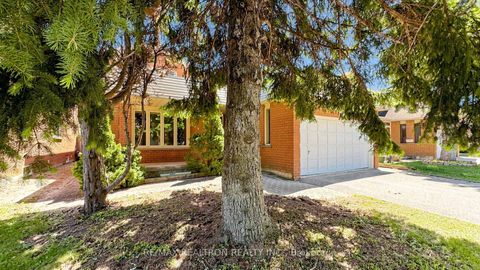 Photo 2 at 328 Goldhawk Trail, Milliken, Toronto
