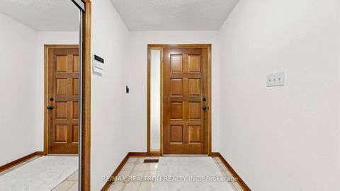 Photo 3 at 328 Goldhawk Trail, Milliken, Toronto