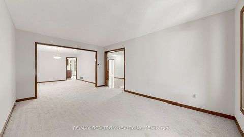 Photo 8 at 328 Goldhawk Trail, Milliken, Toronto