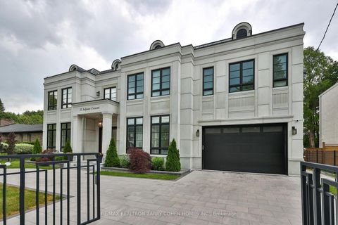 Photo 2 at 15 Sulgrave Crescent, Windfields, Toronto