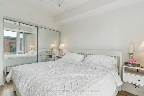 Photo 5 at 325 - 158 Front Street E, Moss Park, Toronto