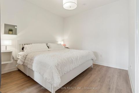 Photo 7 at 325 - 158 Front Street E, Moss Park, Toronto
